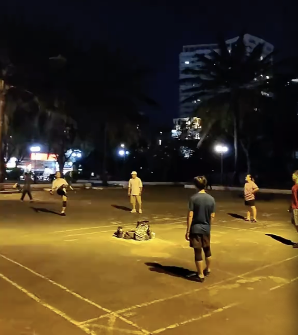 Đ&uacute;ng 1h23 đ&ecirc;m, kh&aacute;ch T&acirc;y ngỡ ng&agrave;ng với cảnh tượng xảy ra ở TP.HCM- Ảnh 1.