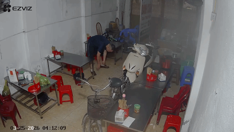 Video l&uacute;c 4h s&aacute;ng: Người đ&agrave;n &ocirc;ng đang tập thể dục bất ngờ đổ gục, tay ch&acirc;n gi&atilde;y run