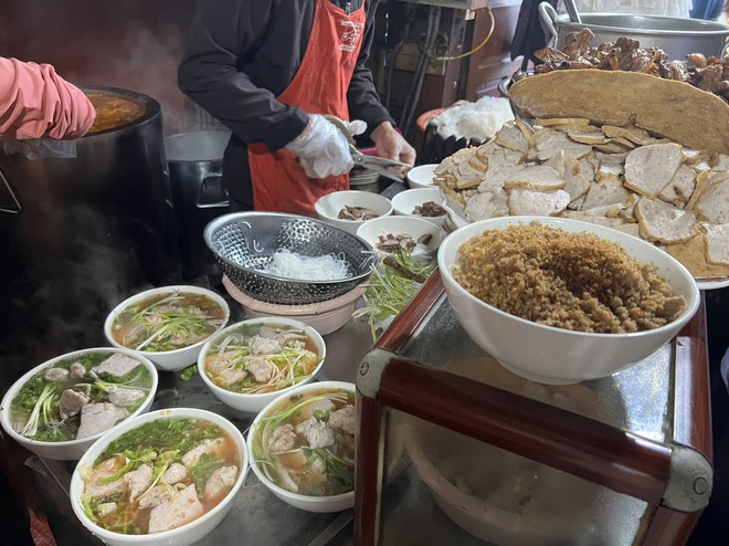 Kh&aacute;ch T&acirc;y trầm trồ khi thưởng thức m&oacute;n ăn ở Sapa, nhận x&eacute;t: "Qu&aacute; đẳng cấp!"- Ảnh 5.