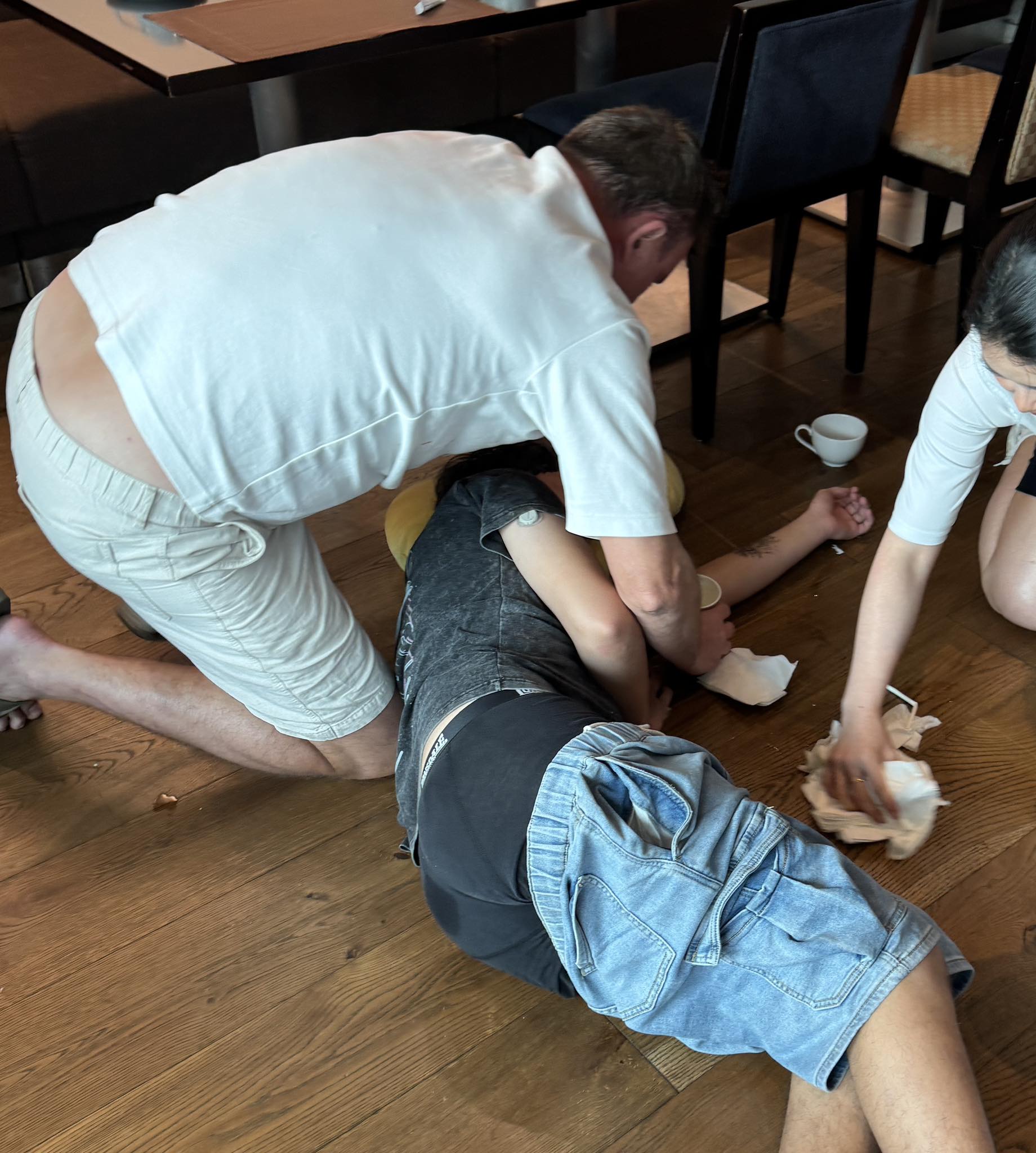 Nghẹt thở cảnh b&aacute;c sĩ Việt cứu người nước ngo&agrave;i bị co giật, t&iacute;m t&aacute;i giữa qu&aacute;n ăn- Ảnh 1.