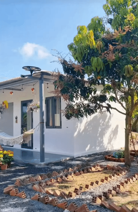 25 tuổi x&acirc;y nh&agrave; 70m&sup2; chỉ với 200 triệu ở Kh&aacute;nh H&ograve;a: Nh&igrave;n căn nh&agrave; nhỏ giữa s&acirc;n vườn, nhiều người kh&ocirc;ng tin nổi chi ph&iacute;- Ảnh 1.