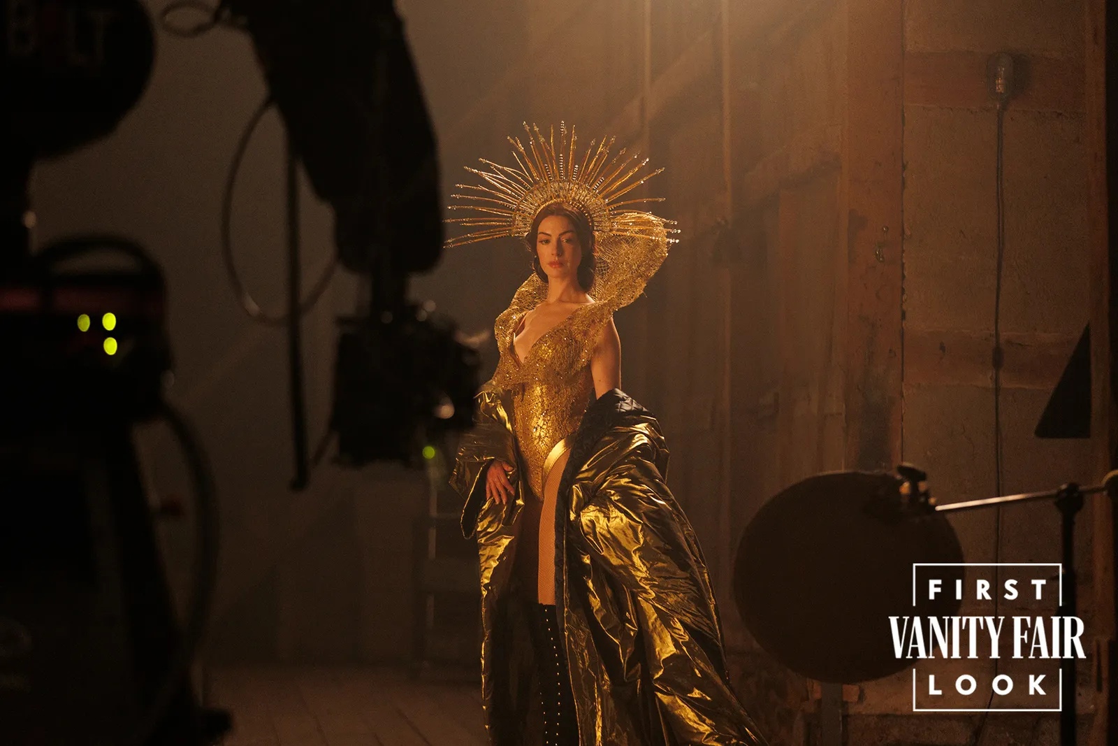 Gừng c&agrave;ng gi&agrave; c&agrave;ng cay, Anne Hathaway chi&ecirc;u đ&atilde;i kh&aacute;n giả m&agrave;n khoe th&acirc;n hết cỡ ở tuổi 44- Ảnh 5.