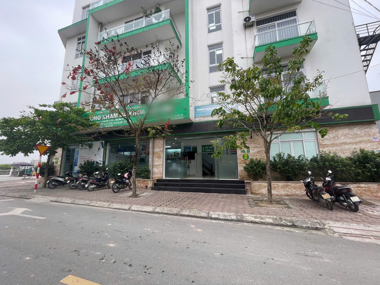 Khởi tố, cấm đi khỏi nơi cư tr&uacute; 5 b&aacute;c sĩ, nh&acirc;n vi&ecirc;n ph&ograve;ng kh&aacute;m đa khoa ở Bắc Ninh- Ảnh 1.