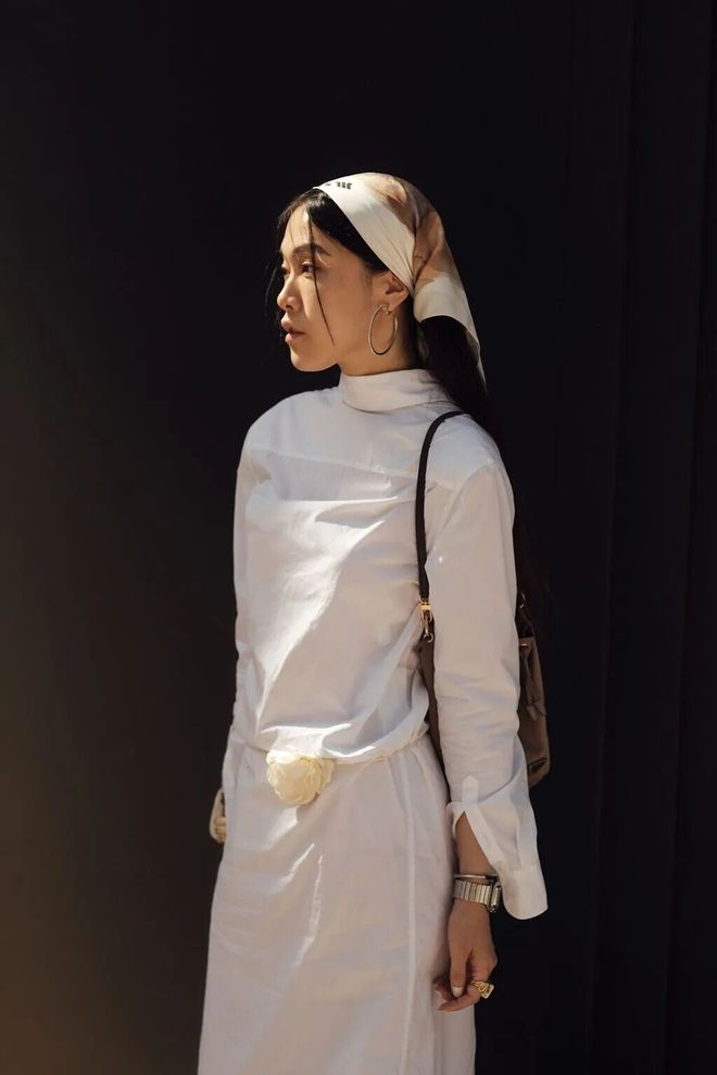 Tưởng mặc &aacute;o ngược ra đường ai ngờ lại l&agrave; trend: Chiếc sơ mi giấu c&uacute;c đang "thống trị" tủ đồ c&ocirc;ng sở c&oacute; g&igrave; m&agrave; hot đến thế?- Ảnh 6.