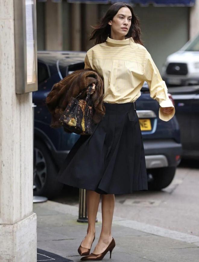 Tưởng mặc &aacute;o ngược ra đường ai ngờ lại l&agrave; trend: Chiếc sơ mi giấu c&uacute;c đang "thống trị" tủ đồ c&ocirc;ng sở c&oacute; g&igrave; m&agrave; hot đến thế?- Ảnh 32.