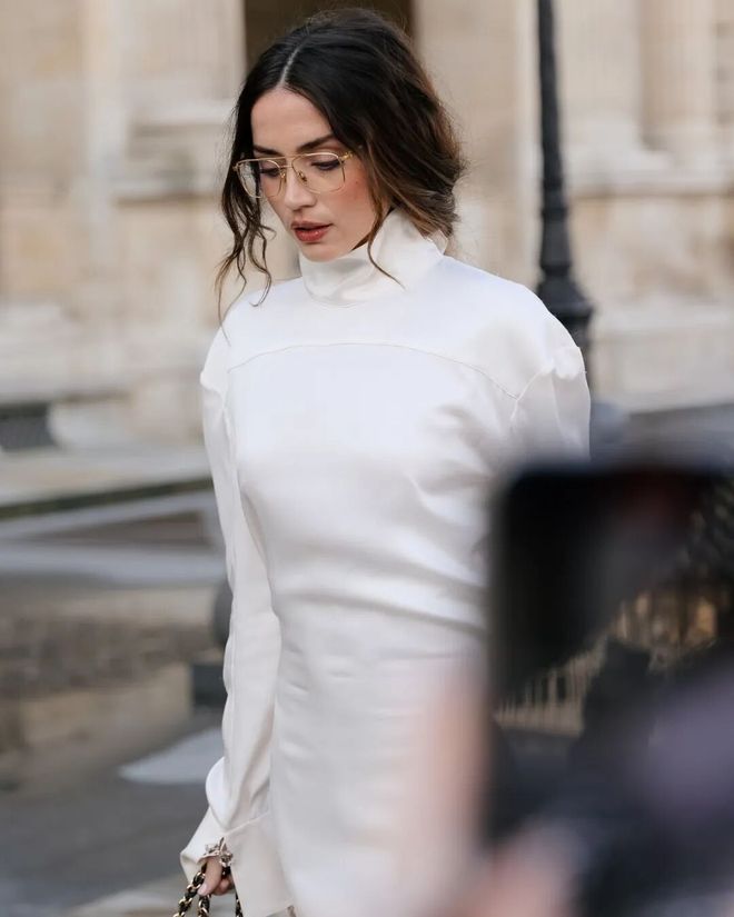 Tưởng mặc &aacute;o ngược ra đường ai ngờ lại l&agrave; trend: Chiếc sơ mi giấu c&uacute;c đang "thống trị" tủ đồ c&ocirc;ng sở c&oacute; g&igrave; m&agrave; hot đến thế?- Ảnh 25.