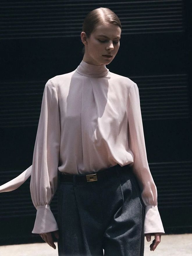 Tưởng mặc &aacute;o ngược ra đường ai ngờ lại l&agrave; trend: Chiếc sơ mi giấu c&uacute;c đang "thống trị" tủ đồ c&ocirc;ng sở c&oacute; g&igrave; m&agrave; hot đến thế?- Ảnh 4.