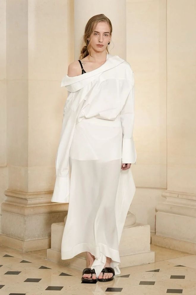 Tưởng mặc &aacute;o ngược ra đường ai ngờ lại l&agrave; trend: Chiếc sơ mi giấu c&uacute;c đang "thống trị" tủ đồ c&ocirc;ng sở c&oacute; g&igrave; m&agrave; hot đến thế?- Ảnh 1.