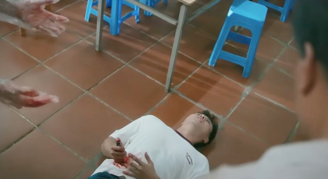 Hạt sạn to đ&ugrave;ng ở phim Việt giờ v&agrave;ng, ai l&agrave;m y t&aacute; thấy chắc sẽ &ldquo;tự &aacute;i&rdquo; lắm đ&acirc;y- Ảnh 2.