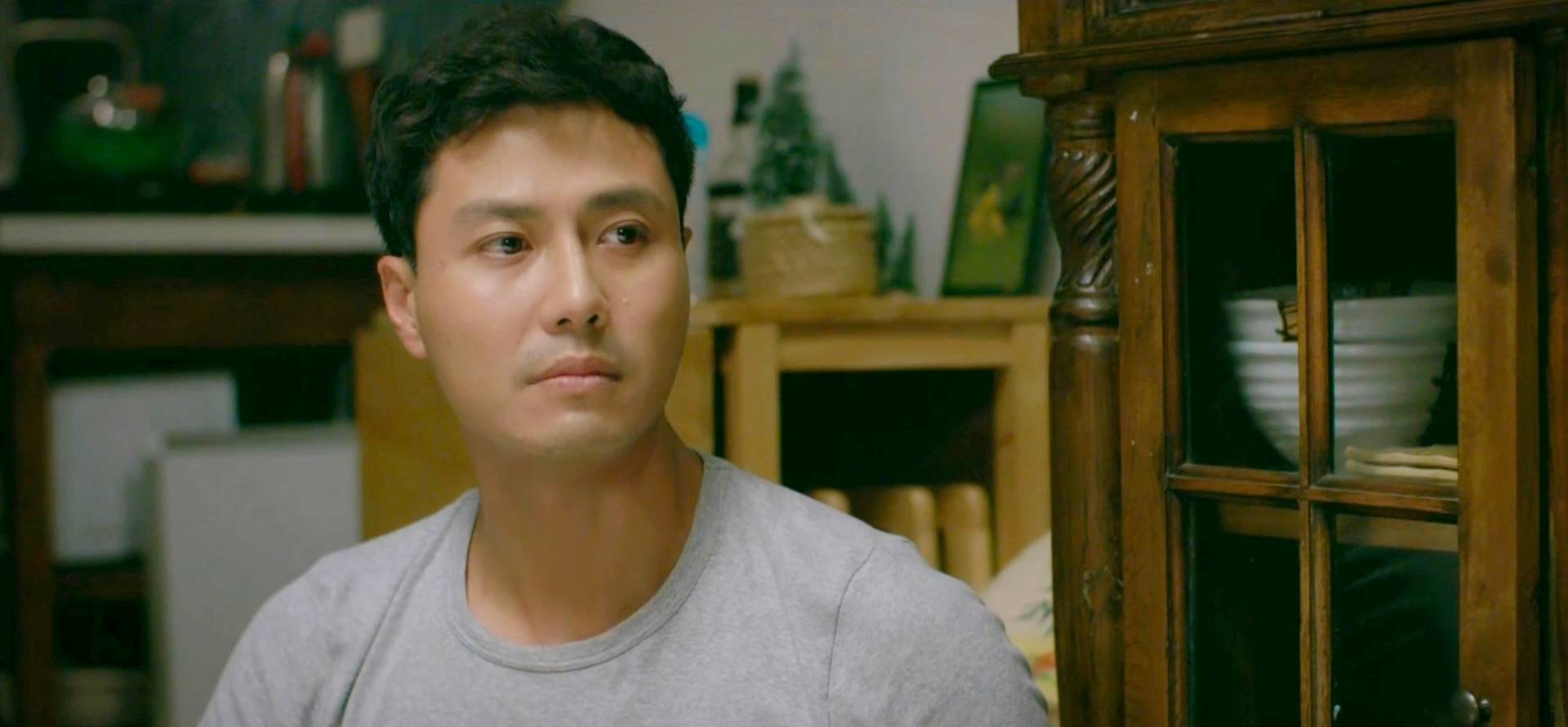 Hạt sạn to đ&ugrave;ng ở phim Việt giờ v&agrave;ng, ai l&agrave;m y t&aacute; thấy chắc sẽ &ldquo;tự &aacute;i&rdquo; lắm đ&acirc;y- Ảnh 1.