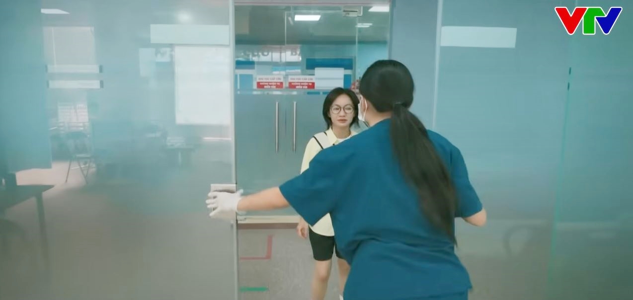 Hạt sạn to đ&ugrave;ng ở phim Việt giờ v&agrave;ng, ai l&agrave;m y t&aacute; thấy chắc sẽ &ldquo;tự &aacute;i&rdquo; lắm đ&acirc;y- Ảnh 4.