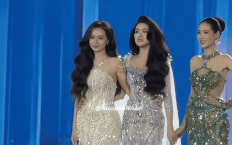 S&aacute;ng tỏ khoảnh khắc &Aacute; hậu n&eacute; tay Hoa hậu Phương Oanh ngay tr&ecirc;n s&acirc;n khấu- Ảnh 2.