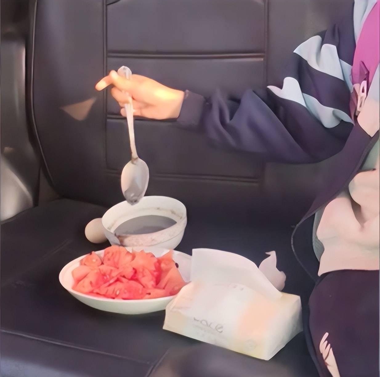 Mẹ cho con ăn s&aacute;ng tr&ecirc;n đường đi học, m&oacute;n "tự nấu, sạch sẽ" vẫn bị d&acirc;n mạng chỉ tr&iacute;ch- Ảnh 1.