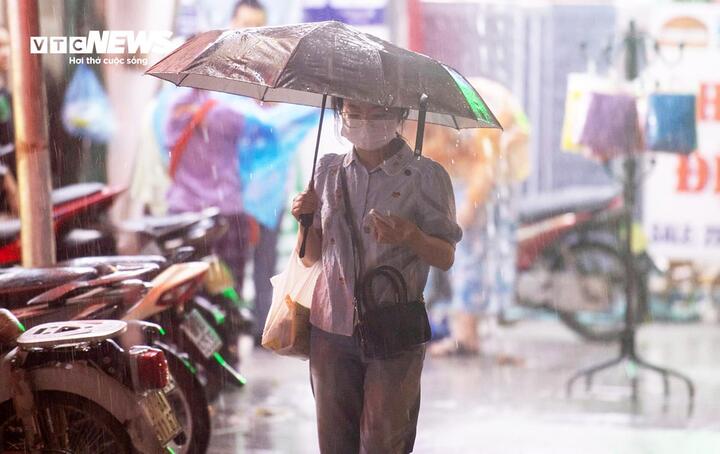 Dự b&aacute;o thời tiết ng&agrave;y 3/4: Miền Bắc chuyển mưa lớn, miền Trung nắng n&oacute;ng- Ảnh 1.