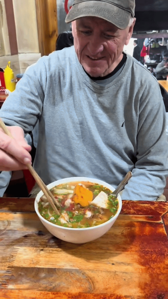 Kh&aacute;ch T&acirc;y trầm trồ khi thưởng thức m&oacute;n ăn ở Sapa, nhận x&eacute;t: "Qu&aacute; đẳng cấp!"- Ảnh 2.