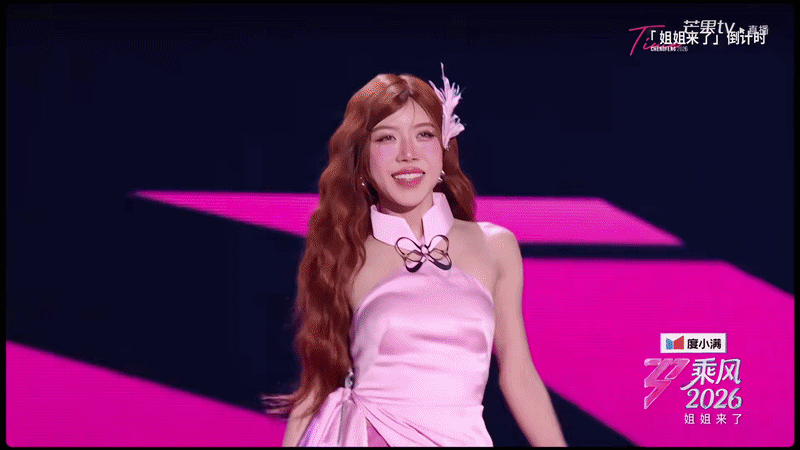 Trang Ph&aacute;p ch&agrave;o s&acirc;n show Trung Quốc: Catwalk sập s&agrave;n s&acirc;n khấu, l&agrave; đại diện Việt Nam duy nhất l&agrave;m được điều &ldquo;lịch sử&rdquo; n&agrave;y- Ảnh 1.