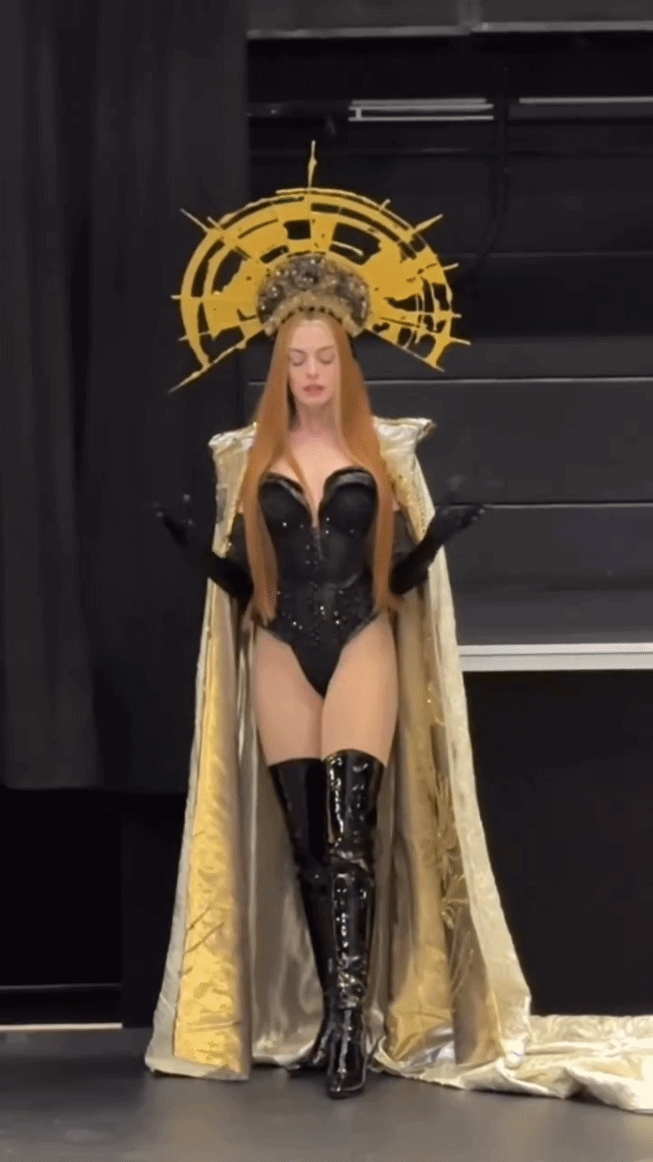 Gừng c&agrave;ng gi&agrave; c&agrave;ng cay, Anne Hathaway chi&ecirc;u đ&atilde;i kh&aacute;n giả m&agrave;n khoe th&acirc;n hết cỡ ở tuổi 44- Ảnh 3.