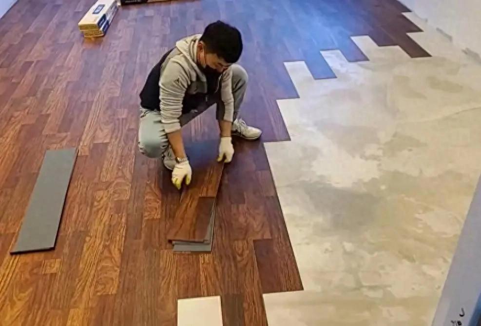 Thợ x&acirc;y 30 năm cảnh b&aacute;o: Đừng l&aacute;t s&agrave;n gỗ trực tiếp l&ecirc;n gạch men nếu kh&ocirc;ng muốn tốn th&ecirc;m h&agrave;ng chục triệu sửa lại- Ảnh 1.