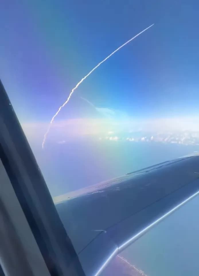 Ngo&agrave;i cửa sổ m&aacute;y bay l&agrave; lịch sử: H&agrave;nh kh&aacute;ch v&ocirc; t&igrave;nh bắt gặp cảnh t&ecirc;n lửa đưa con người l&ecirc;n Mặt trăng sau 54 năm- Ảnh 1.