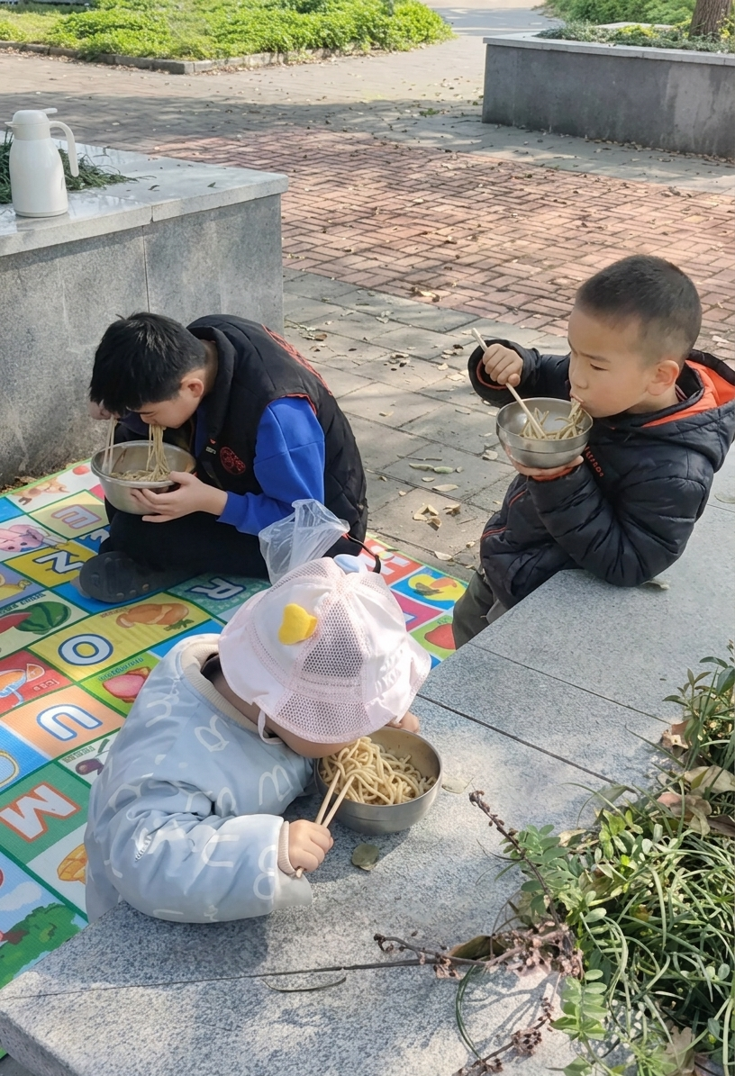 Đưa 3 con đi picnic với b&aacute;t m&igrave; trắng, người mẹ bị chỉ tr&iacute;ch "ngh&egrave;o c&ograve;n b&agrave;y đặt" v&agrave; sự thật khiến nhiều người im lặng- Ảnh 2.