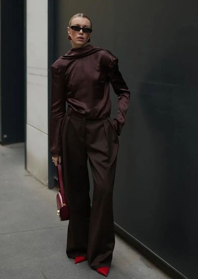 Tưởng mặc &aacute;o ngược ra đường ai ngờ lại l&agrave; trend: Chiếc sơ mi giấu c&uacute;c đang "thống trị" tủ đồ c&ocirc;ng sở c&oacute; g&igrave; m&agrave; hot đến thế?- Ảnh 21.