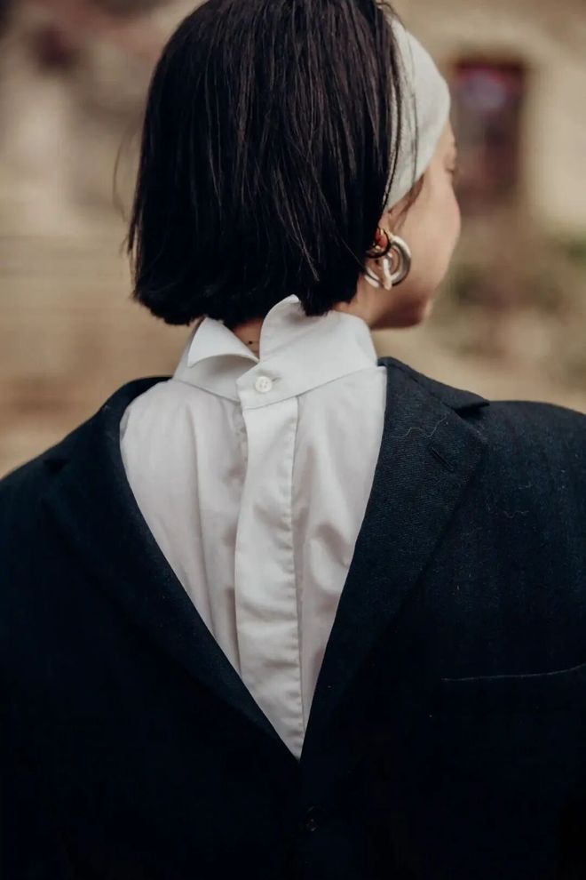 Tưởng mặc &aacute;o ngược ra đường ai ngờ lại l&agrave; trend: Chiếc sơ mi giấu c&uacute;c đang "thống trị" tủ đồ c&ocirc;ng sở c&oacute; g&igrave; m&agrave; hot đến thế?- Ảnh 24.