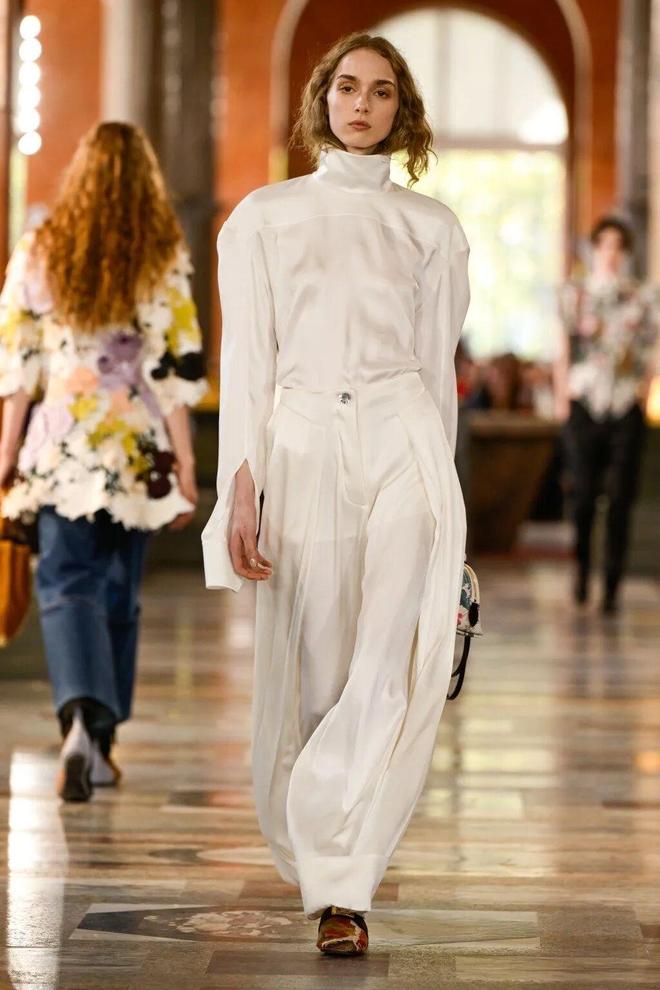 Tưởng mặc &aacute;o ngược ra đường ai ngờ lại l&agrave; trend: Chiếc sơ mi giấu c&uacute;c đang "thống trị" tủ đồ c&ocirc;ng sở c&oacute; g&igrave; m&agrave; hot đến thế?- Ảnh 3.