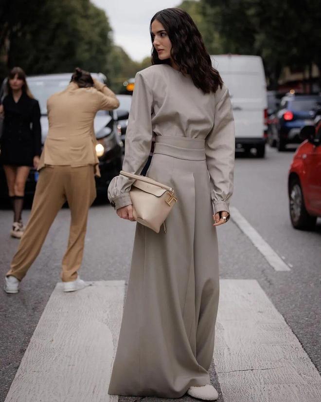 Tưởng mặc &aacute;o ngược ra đường ai ngờ lại l&agrave; trend: Chiếc sơ mi giấu c&uacute;c đang "thống trị" tủ đồ c&ocirc;ng sở c&oacute; g&igrave; m&agrave; hot đến thế?- Ảnh 16.