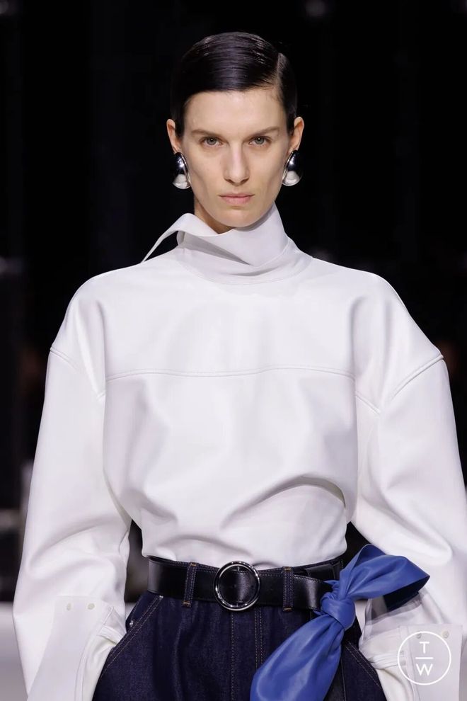 Tưởng mặc &aacute;o ngược ra đường ai ngờ lại l&agrave; trend: Chiếc sơ mi giấu c&uacute;c đang "thống trị" tủ đồ c&ocirc;ng sở c&oacute; g&igrave; m&agrave; hot đến thế?- Ảnh 2.