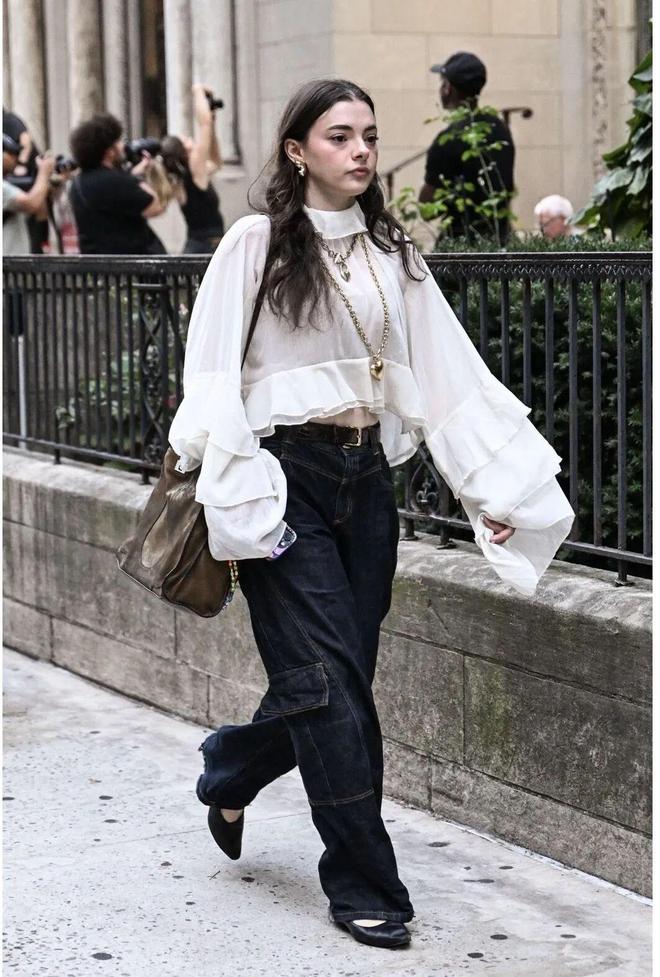 Tưởng mặc &aacute;o ngược ra đường ai ngờ lại l&agrave; trend: Chiếc sơ mi giấu c&uacute;c đang "thống trị" tủ đồ c&ocirc;ng sở c&oacute; g&igrave; m&agrave; hot đến thế?- Ảnh 28.