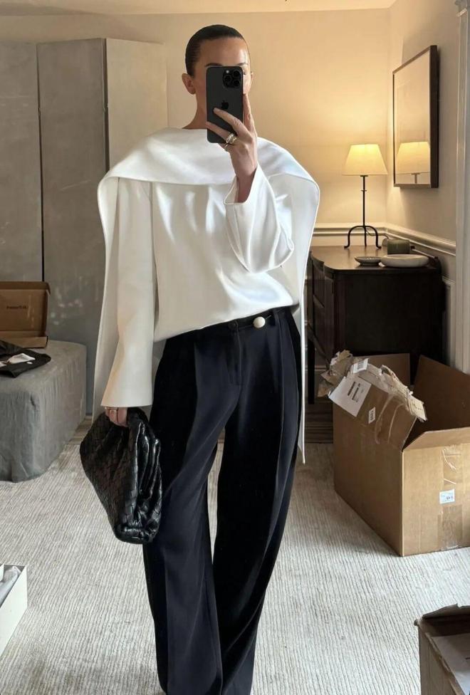 Tưởng mặc &aacute;o ngược ra đường ai ngờ lại l&agrave; trend: Chiếc sơ mi giấu c&uacute;c đang "thống trị" tủ đồ c&ocirc;ng sở c&oacute; g&igrave; m&agrave; hot đến thế?- Ảnh 22.