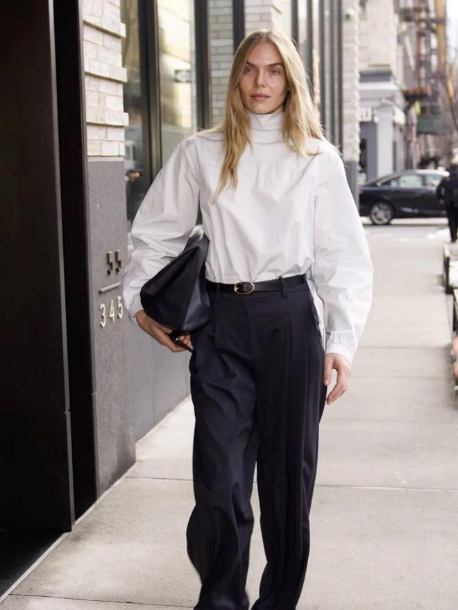 Tưởng mặc &aacute;o ngược ra đường ai ngờ lại l&agrave; trend: Chiếc sơ mi giấu c&uacute;c đang "thống trị" tủ đồ c&ocirc;ng sở c&oacute; g&igrave; m&agrave; hot đến thế?- Ảnh 19.