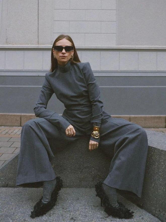 Tưởng mặc &aacute;o ngược ra đường ai ngờ lại l&agrave; trend: Chiếc sơ mi giấu c&uacute;c đang "thống trị" tủ đồ c&ocirc;ng sở c&oacute; g&igrave; m&agrave; hot đến thế?- Ảnh 18.