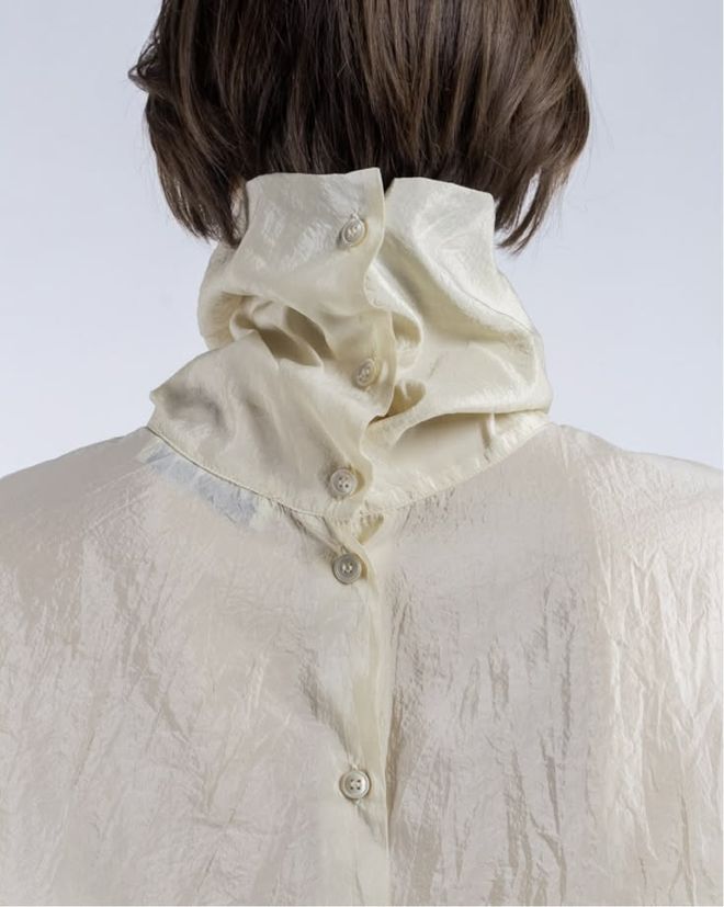 Tưởng mặc &aacute;o ngược ra đường ai ngờ lại l&agrave; trend: Chiếc sơ mi giấu c&uacute;c đang "thống trị" tủ đồ c&ocirc;ng sở c&oacute; g&igrave; m&agrave; hot đến thế?- Ảnh 30.