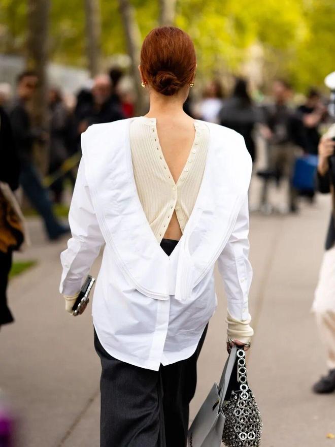 Tưởng mặc &aacute;o ngược ra đường ai ngờ lại l&agrave; trend: Chiếc sơ mi giấu c&uacute;c đang "thống trị" tủ đồ c&ocirc;ng sở c&oacute; g&igrave; m&agrave; hot đến thế?- Ảnh 27.