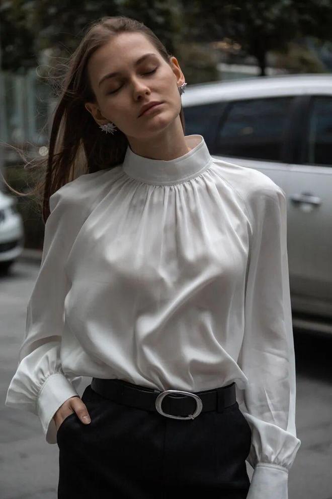 Tưởng mặc &aacute;o ngược ra đường ai ngờ lại l&agrave; trend: Chiếc sơ mi giấu c&uacute;c đang "thống trị" tủ đồ c&ocirc;ng sở c&oacute; g&igrave; m&agrave; hot đến thế?- Ảnh 17.