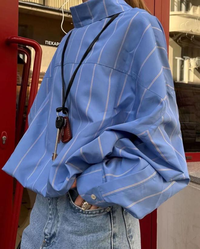 Tưởng mặc &aacute;o ngược ra đường ai ngờ lại l&agrave; trend: Chiếc sơ mi giấu c&uacute;c đang "thống trị" tủ đồ c&ocirc;ng sở c&oacute; g&igrave; m&agrave; hot đến thế?- Ảnh 10.