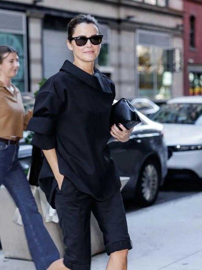 Tưởng mặc &aacute;o ngược ra đường ai ngờ lại l&agrave; trend: Chiếc sơ mi giấu c&uacute;c đang "thống trị" tủ đồ c&ocirc;ng sở c&oacute; g&igrave; m&agrave; hot đến thế?- Ảnh 7.