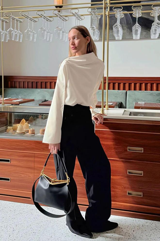 Tưởng mặc &aacute;o ngược ra đường ai ngờ lại l&agrave; trend: Chiếc sơ mi giấu c&uacute;c đang "thống trị" tủ đồ c&ocirc;ng sở c&oacute; g&igrave; m&agrave; hot đến thế?- Ảnh 14.