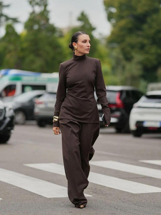 Tưởng mặc &aacute;o ngược ra đường ai ngờ lại l&agrave; trend: Chiếc sơ mi giấu c&uacute;c đang "thống trị" tủ đồ c&ocirc;ng sở c&oacute; g&igrave; m&agrave; hot đến thế?- Ảnh 31.