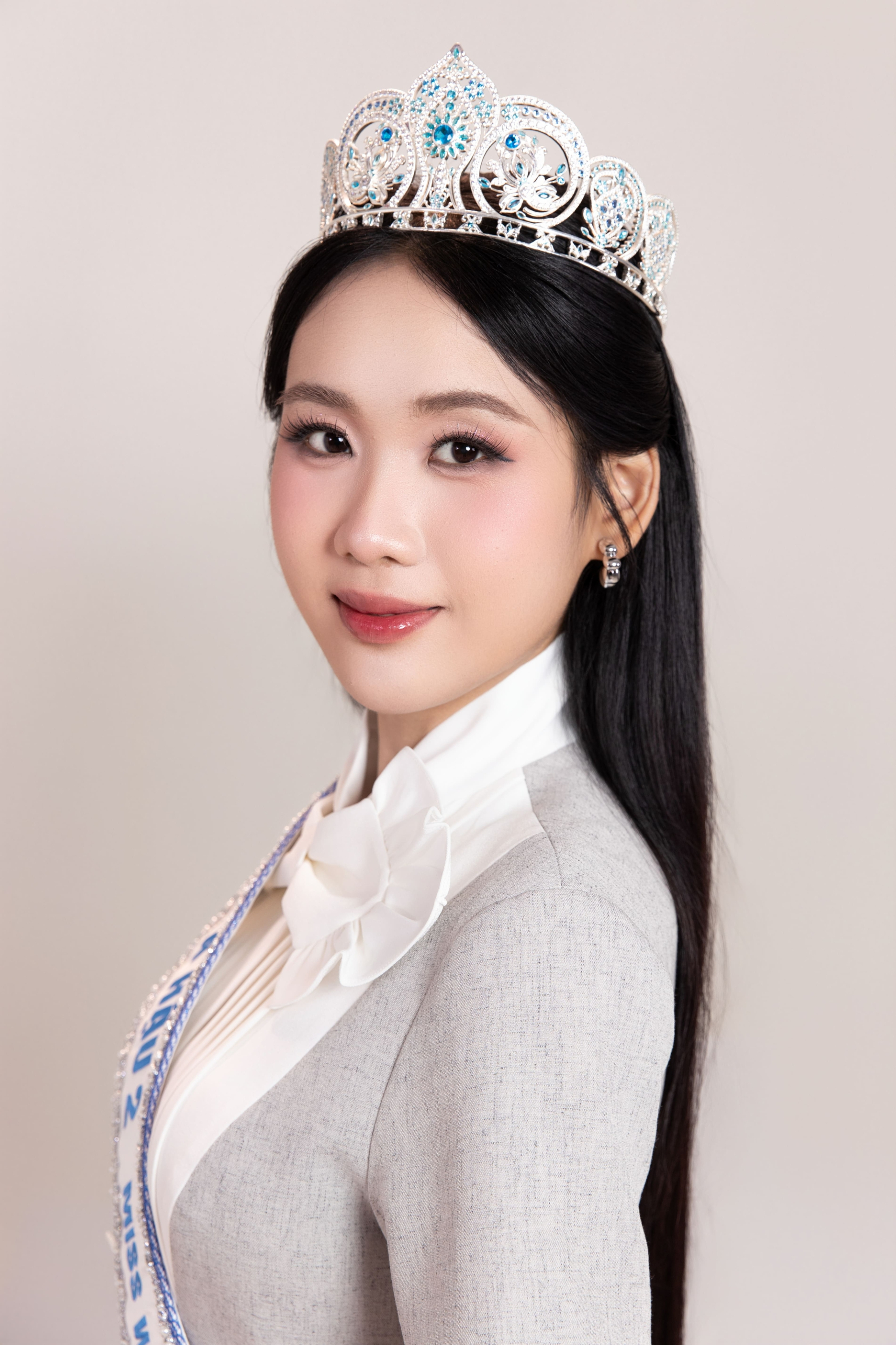 S&aacute;ng tỏ khoảnh khắc &Aacute; hậu n&eacute; tay Hoa hậu Phương Oanh ngay tr&ecirc;n s&acirc;n khấu- Ảnh 5.