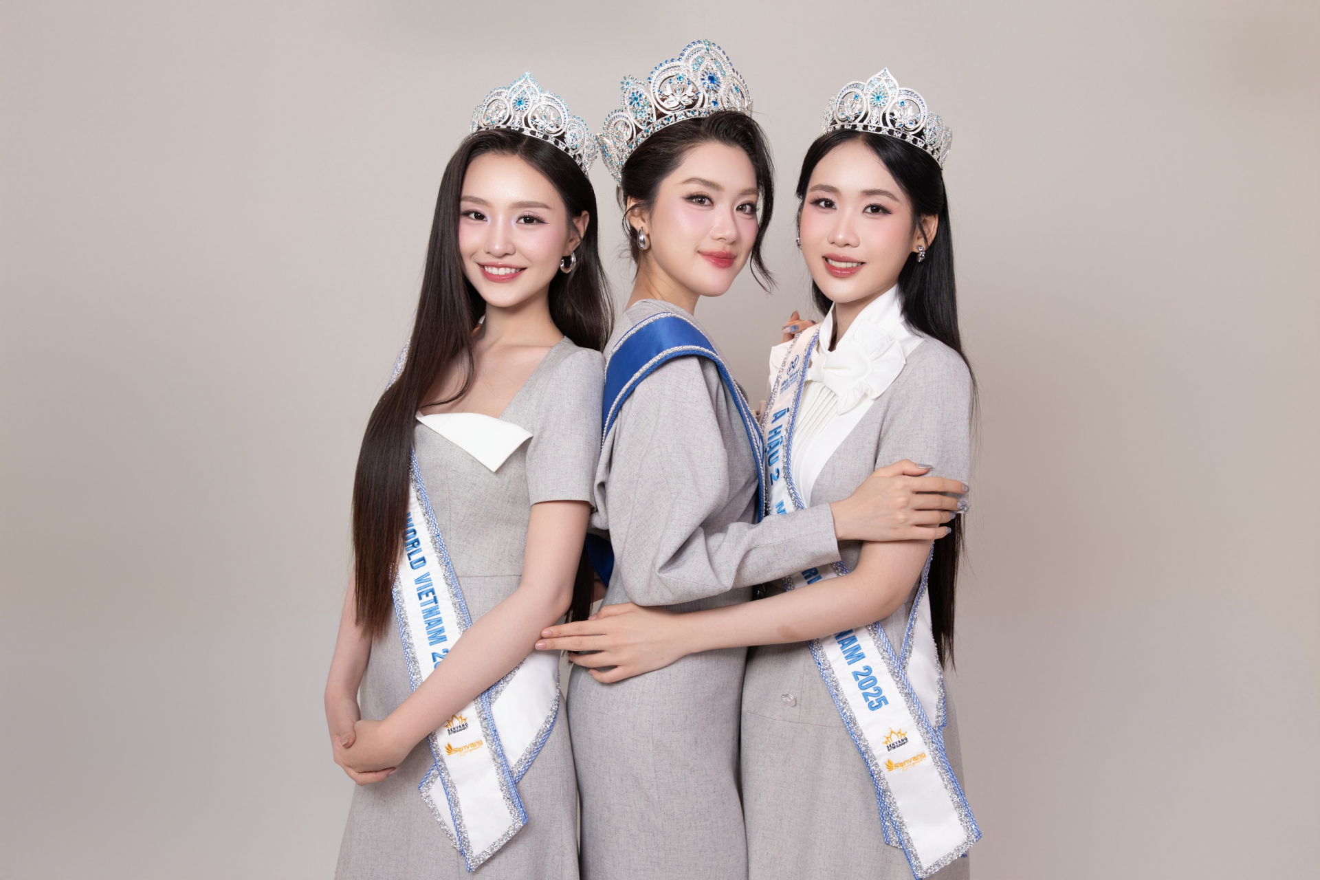 S&aacute;ng tỏ khoảnh khắc &Aacute; hậu n&eacute; tay Hoa hậu Phương Oanh ngay tr&ecirc;n s&acirc;n khấu- Ảnh 4.