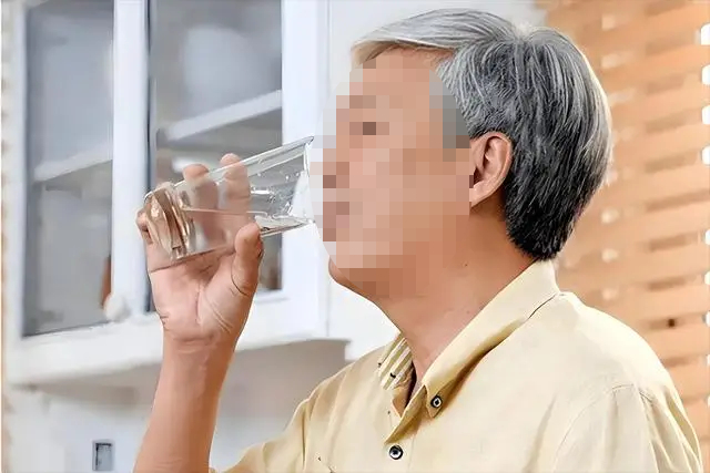 Người đ&agrave;n &ocirc;ng 58 tuổi uống nước mỗi s&aacute;ng, kh&ocirc;ng bao l&acirc;u sau qua đời v&igrave; suy thận, b&aacute;c sĩ cho biết: Sai lầm khi uống nước nhiều người mắc- Ảnh 3.