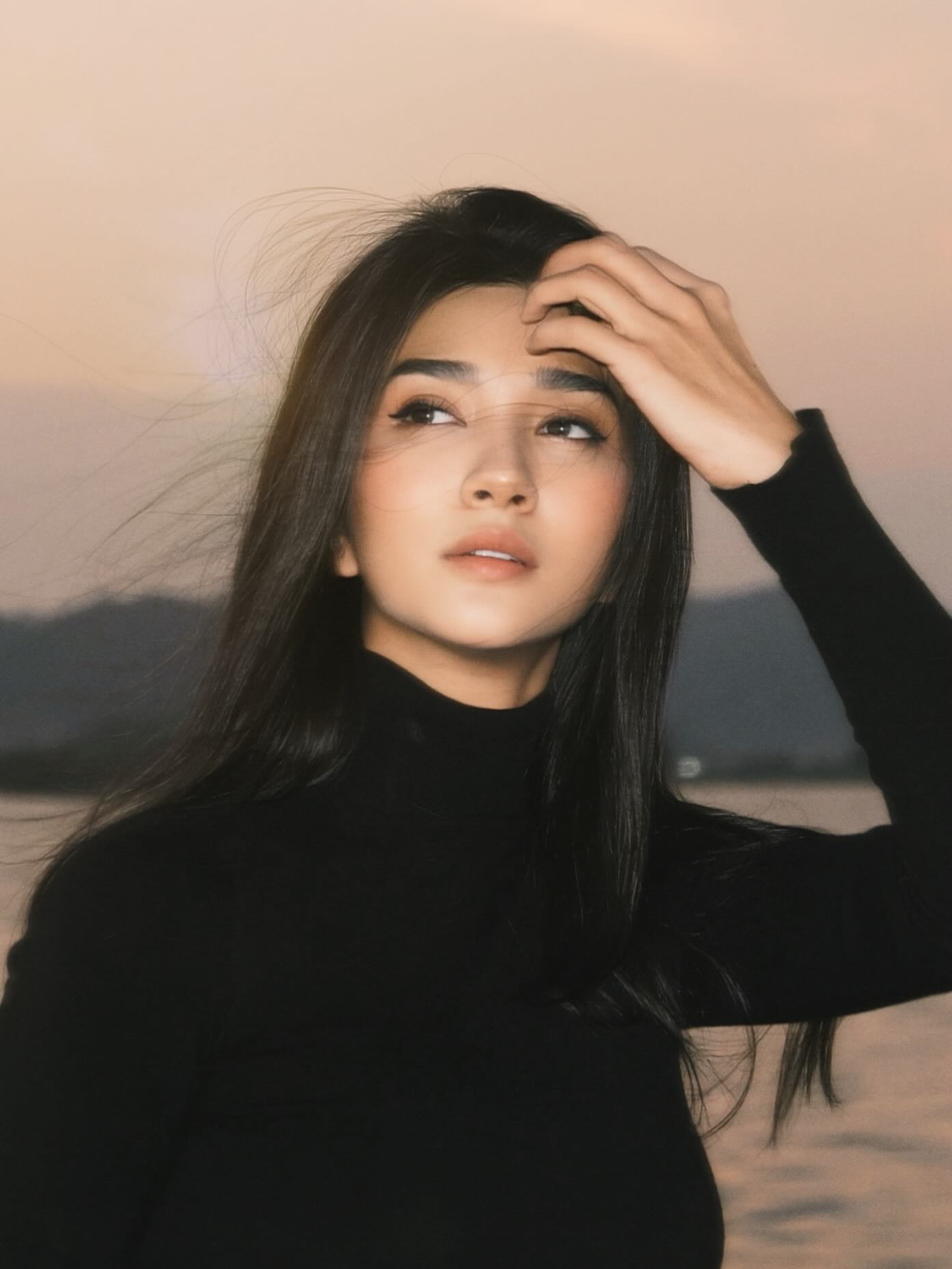 Kim Tuyến bị nghi l&agrave; mỹ nh&acirc;n tiếp theo bắt trend nhuộm da n&acirc;u- Ảnh 6.