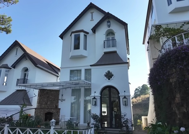 "Nữ ho&agrave;ng ph&ograve;ng tr&agrave;" U50 được trai đẹp k&eacute;m 12 tuổi ngưỡng mộ, sở hữu biệt thự trải từ Việt Nam sang Mỹ- Ảnh 7.