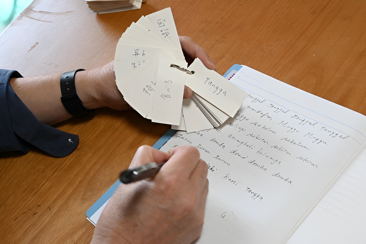 Dịch giả Nhật Bản th&ocirc;ng thạo 8 ngoại ngữ d&ugrave; mới học từ tuổi 49, sở hữu 5 bằng đại học- Ảnh 2.