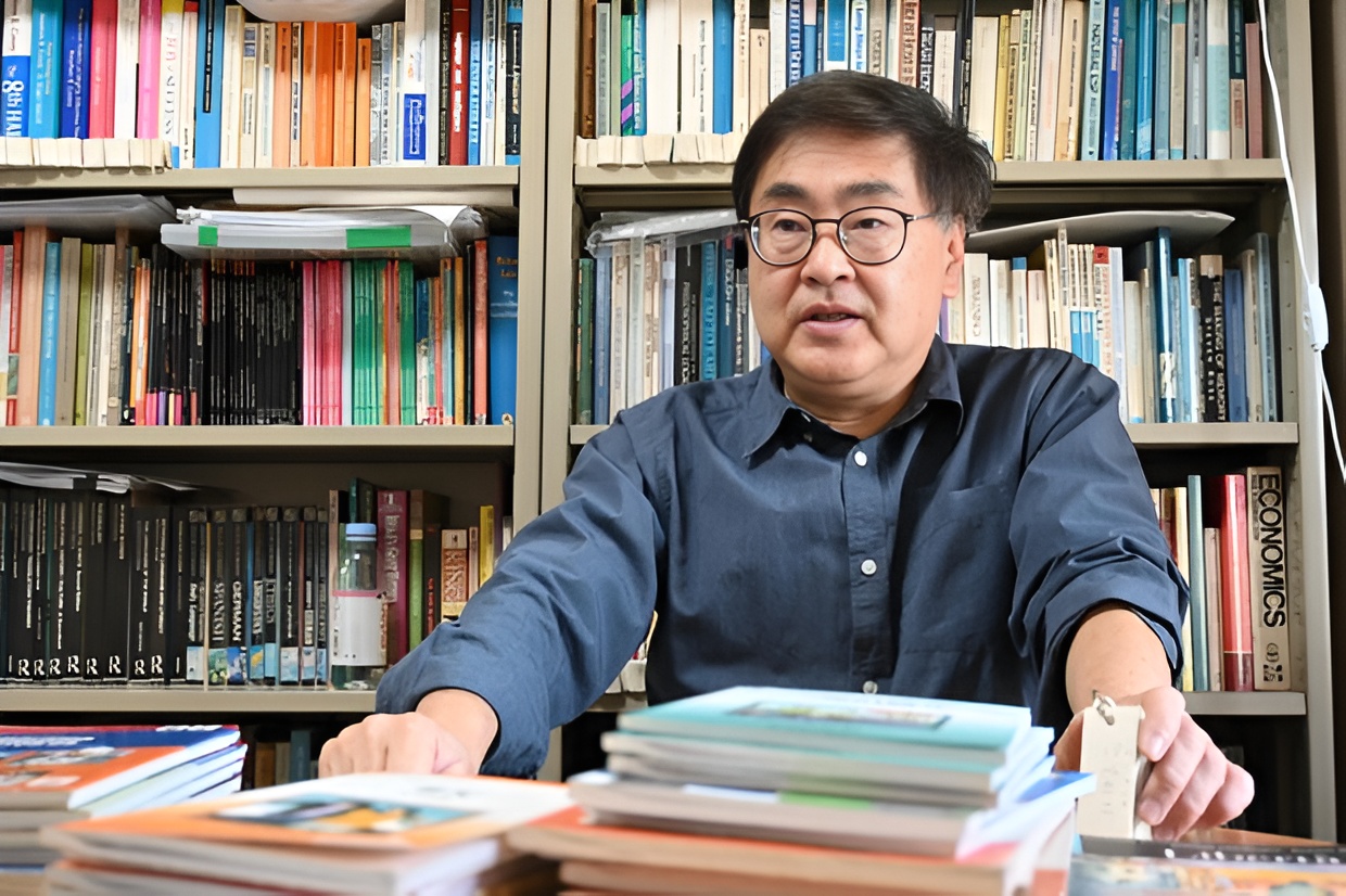 Dịch giả Nhật Bản th&ocirc;ng thạo 8 ngoại ngữ d&ugrave; mới học từ tuổi 49, sở hữu 5 bằng đại học- Ảnh 4.