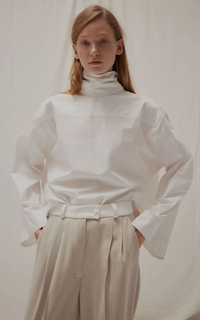 Tưởng mặc &aacute;o ngược ra đường ai ngờ lại l&agrave; trend: Chiếc sơ mi giấu c&uacute;c đang "thống trị" tủ đồ c&ocirc;ng sở c&oacute; g&igrave; m&agrave; hot đến thế?- Ảnh 29.