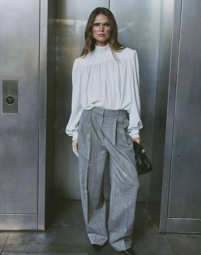 Tưởng mặc &aacute;o ngược ra đường ai ngờ lại l&agrave; trend: Chiếc sơ mi giấu c&uacute;c đang "thống trị" tủ đồ c&ocirc;ng sở c&oacute; g&igrave; m&agrave; hot đến thế?- Ảnh 20.