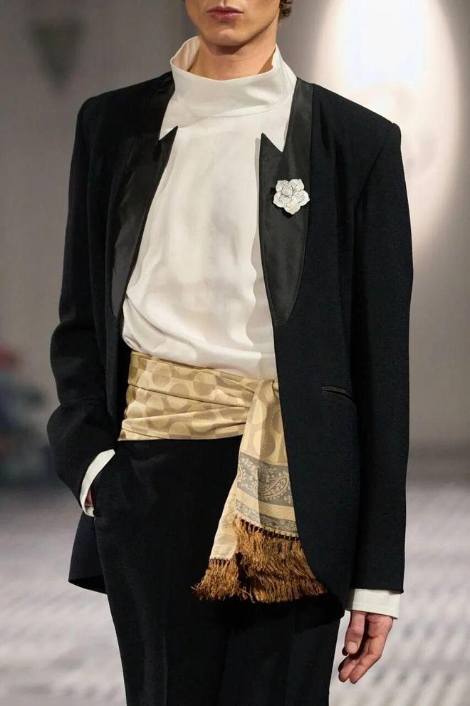 Tưởng mặc &aacute;o ngược ra đường ai ngờ lại l&agrave; trend: Chiếc sơ mi giấu c&uacute;c đang "thống trị" tủ đồ c&ocirc;ng sở c&oacute; g&igrave; m&agrave; hot đến thế?- Ảnh 5.